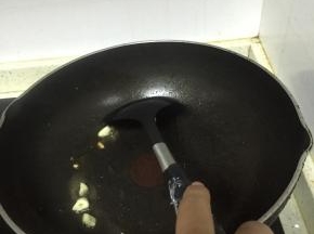 锅里倒入橄榄油，加热，放入蒜爆香