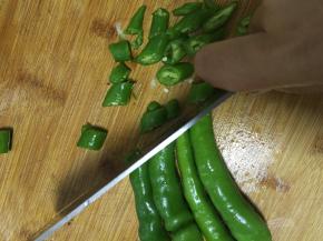 准备好青椒，用水清洗干净，切成丁