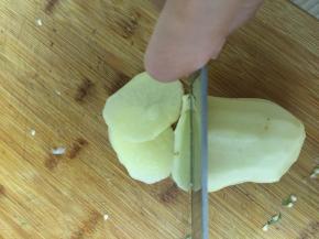 把土豆切条，最好用清水洗掉表面的淀粉