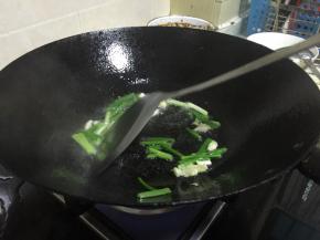 锅里倒入橄榄油，加热，倒入葱姜蒜爆香