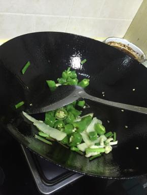 倒入青椒翻炒，翻炒1-2分钟