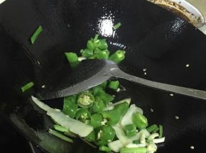 倒入青椒翻炒，翻炒1-2分钟