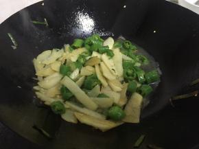 待青椒变软后，加入土豆片
