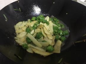 待青椒变软后，加入土豆片