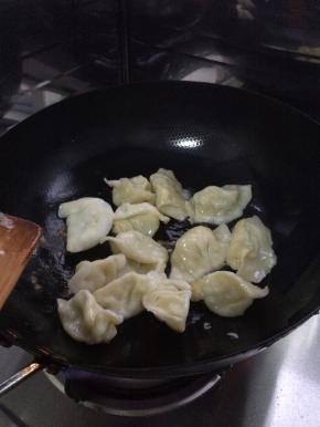 锅内放入适量的油加热，把水饺放入锅中