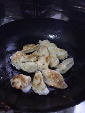 小火煎一分钟左右，翻至另一面。