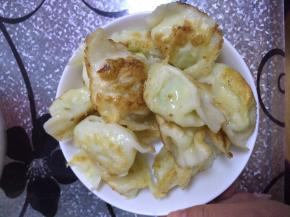 两面煎至金黄，出锅。把水饺盛出盘子中。