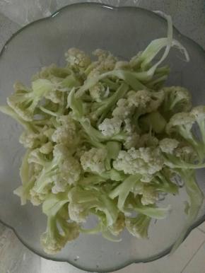 把菜花摆成小块状。