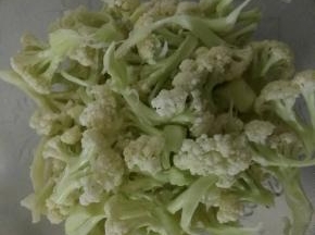 把菜花摆成小块状。