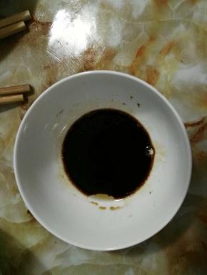 碗里倒入适量的味达美。加入少许醋和香油，盐，搅拌均匀。