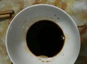 碗里倒入适量的味达美。加入少许醋和香油，盐，搅拌均匀。