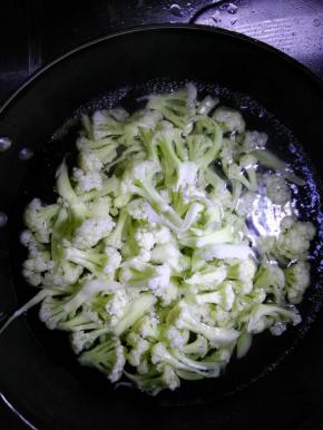锅内烧开水，把菜花放入开水中煮两分钟左右。