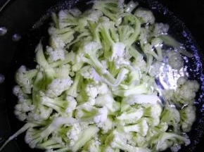 锅内烧开水，把菜花放入开水中煮两分钟左右。