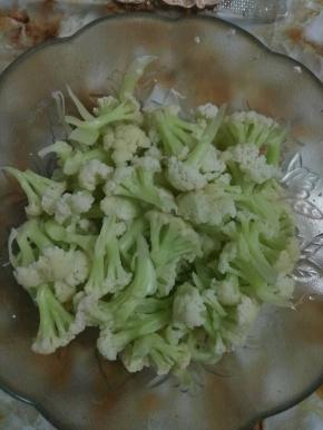 煮好的菜花捞出，放入盘子中。