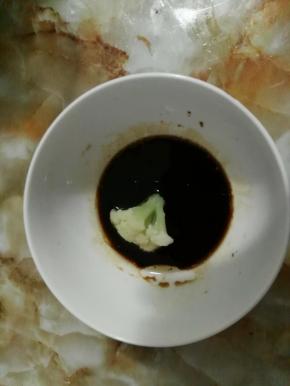 菜花直接蘸着调好的调料吃就可以了