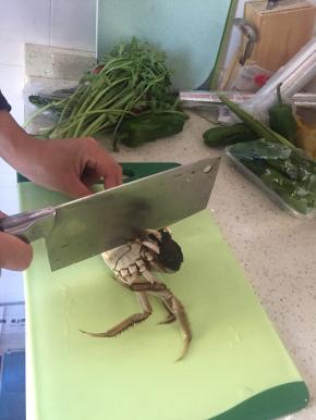 准备小湖蟹，洗干净，切开
