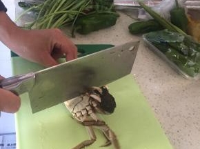 准备小湖蟹，洗干净，切开