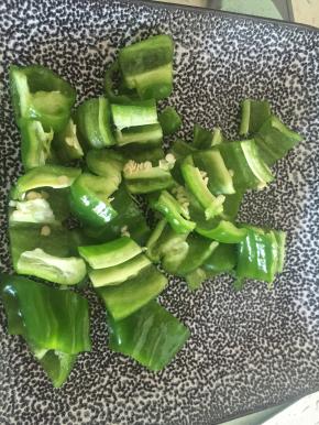 将青椒去籽，切段