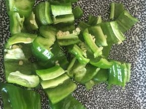 将青椒去籽，切段