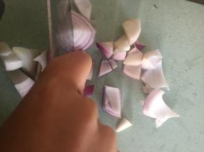 把洋葱切块，葱姜蒜切段