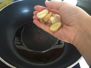 锅里倒入橄榄油，加热，放入葱姜蒜爆香