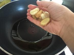 锅里倒入橄榄油，加热，放入葱姜蒜爆香