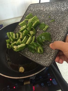 加入青椒翻炒2-3分钟，至变软