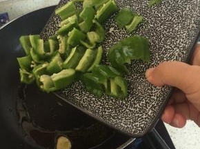 加入青椒翻炒2-3分钟，至变软