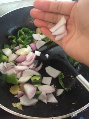 加入洋葱继续翻炒2-3分钟