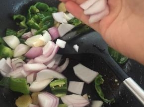 加入洋葱继续翻炒2-3分钟