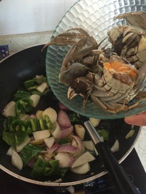 待变软后，加入湖蟹，翻炒2-3分钟