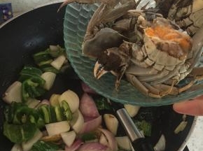 待变软后，加入湖蟹，翻炒2-3分钟