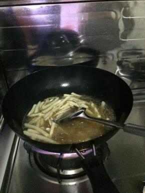 锅内加入适量油烧七八成热。把薯条放入锅内，炸至微黄。
