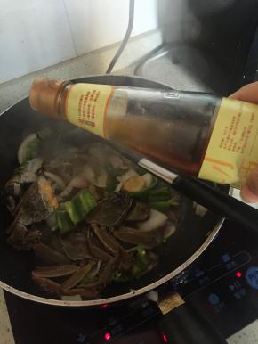待略微变色后，加入鲜酱油、蚝油、料酒和少许盐，翻炒2-3分钟