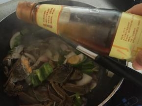 待略微变色后，加入鲜酱油、蚝油、料酒和少许盐，翻炒2-3分钟