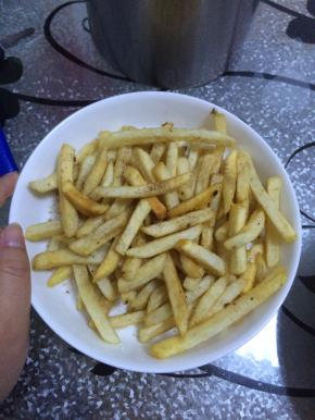 薯条捞出放入盘子中，撒入椒盐。即可