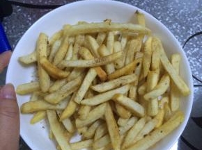 薯条捞出放入盘子中，撒入椒盐。即可