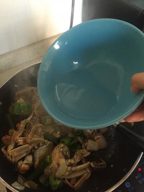 加入清水，煮3-5分钟入味