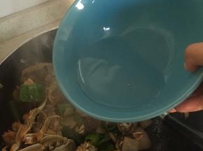 加入清水，煮3-5分钟入味