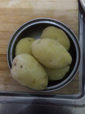 土豆清洗干净削皮