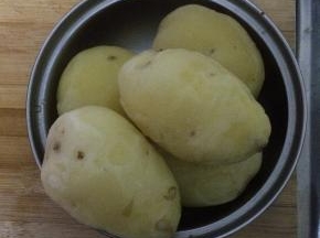 土豆清洗干净削皮
