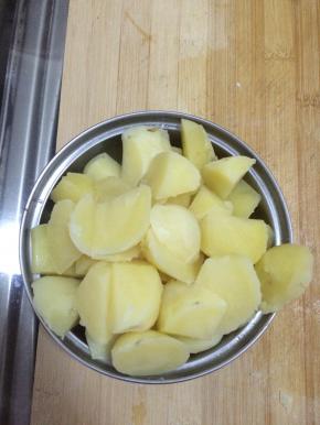 捞出的土豆水分晾干，切成块状。