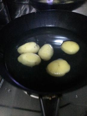 锅内加水，把土豆放入锅内煮熟捞出，