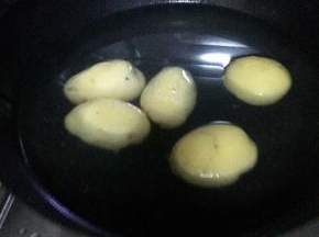 锅内加水，把土豆放入锅内煮熟捞出，