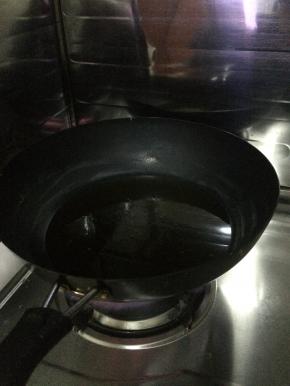 锅内放入适量的油，加热至七八成