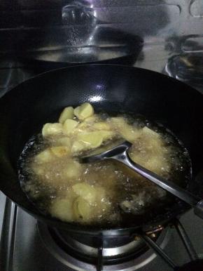 把切好的土豆放入锅内炸，炸至两面金黄