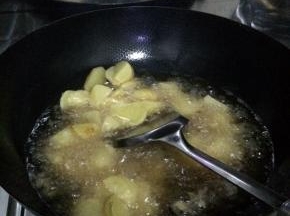 把切好的土豆放入锅内炸，炸至两面金黄