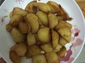 炸好的土豆捞出放入盘子中
