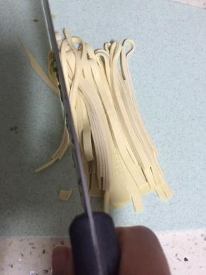 把豆腐皮洗干净，切成细丝