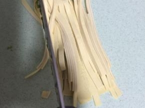 把豆腐皮洗干净，切成细丝